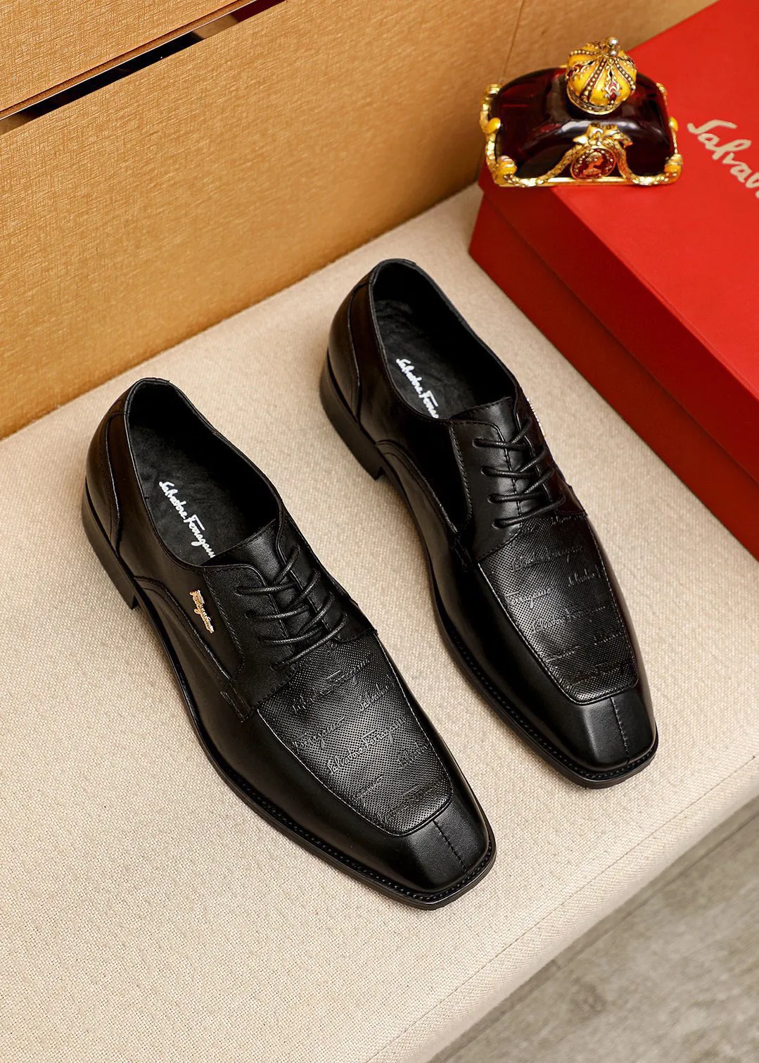 Men's shoes 💰442 💐 Product trademark: Ferragamo "Ferragamo" business leather shoes Regular size: 38-44 (45.46🉑️customized) Product materials: Selected imported first-layer calfskin embossed upper + luxury hardware buckle, imported water-dyed cow leather lining. Strong three-dimensional visual effect, original combination outsole Color: 1⃣️color optional